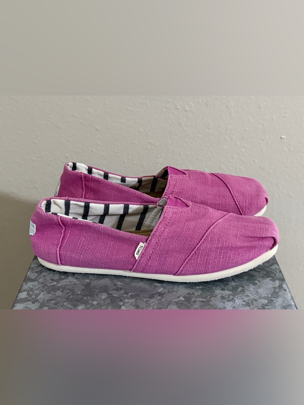 TOMS Women’s Classic Alpargata Slip-On Flats in Magenta Pink, Size 7